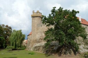 Strakonice's Hidden Gems: Nejlepší Second Hand Obchody! 4 Strakonice’s Hidden Gems: Nejlepší Second Hand Obchody!