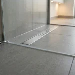 Voda zatekla pod sprchovy kout mezi zlabem a dlazbou: Navod na opravu | Evca.cz 2 Oprava silikonu a tesneni sprchoveho zlabu a keramicke dlazby